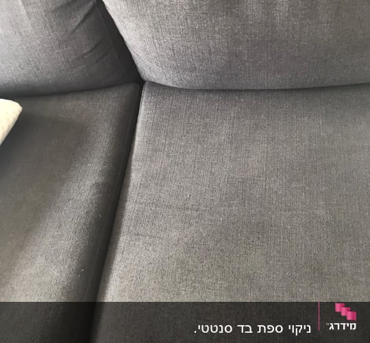 ספה אפורה עם כריות מושב ומשענת